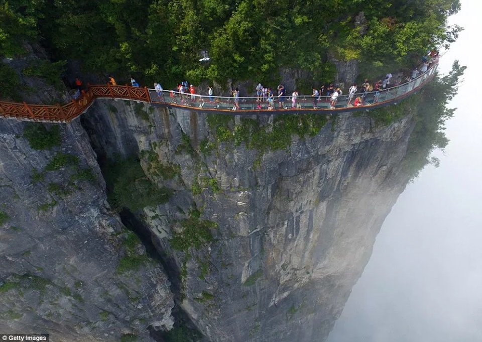 tianmen-mountain-skywalk-coiling-dragon-cliff-curious-atlas